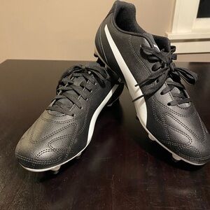 Puma Monarch II men’s technical sport shoe cleat. New w/out box. Size 9.